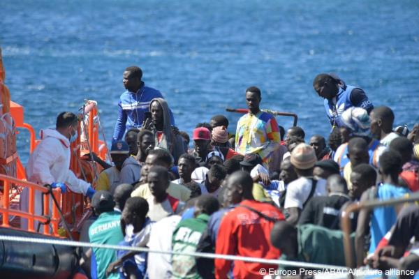 西班牙:1300多名非洲移民抵达加那利群岛